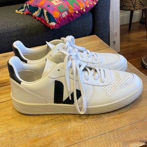 Veja V-10 Black & White